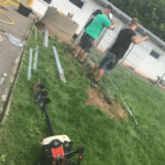 Den ersten Pfosten setzen ist immer ein andächtiger Akt